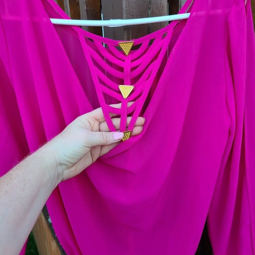 Gorgeous fuschia blouse with back detailing. - Picture 2 of 10